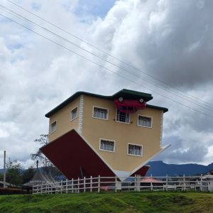 Tour a la Laguna de Guatavita y la Casa Loca desde Bogotá