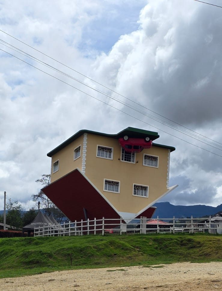 Tour a la Laguna de Guatavita y la Casa Loca desde Bogotá